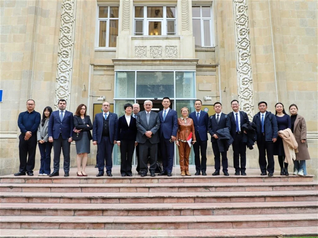 ADUda Çin nümayəndə heyətinin bir qrupu ilə görüş keçirilib Fotolar