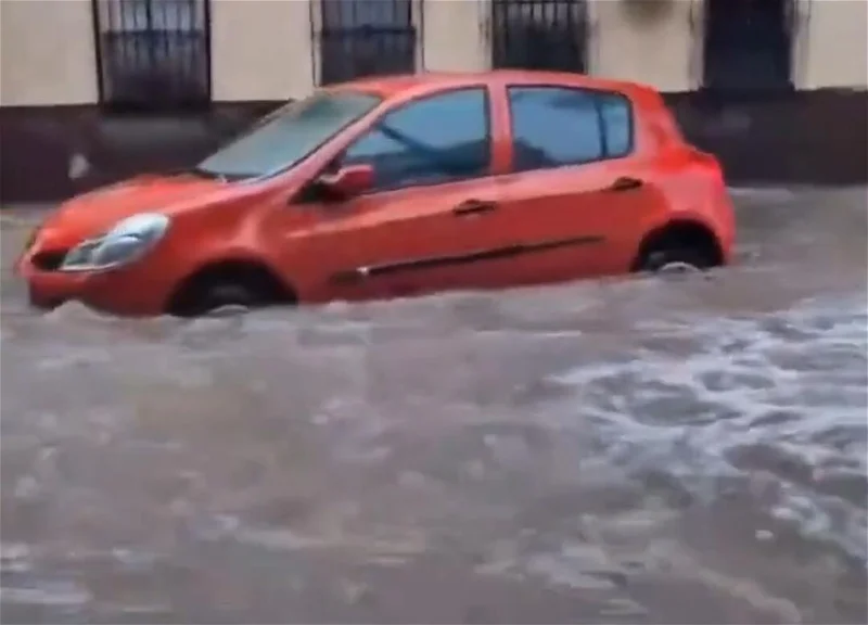 12 saatda bir ilin yağışı yağdı Siciliya adası sulara qərq oldu