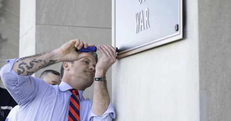 27 kq lıq lövhəni Pentaqon binasının girişindən asdı Foto