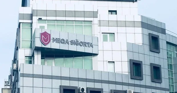 Siyasi fəalın avtomobili vuruldu, “Meqa Sığorta” zərəri ödəməkdən imtina edir FOTO