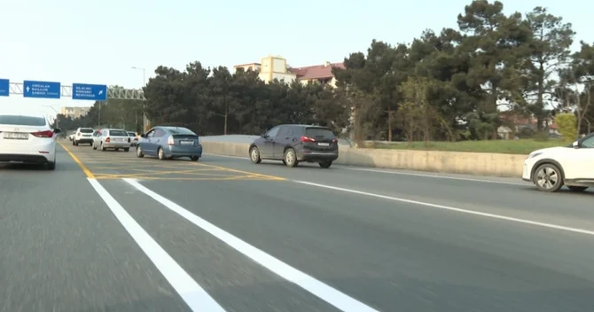 Yeni çəkilən avtobus zolağı yolda daha xaotik vəziyyət yaratdı Sürücülərdən NARAZILIQ