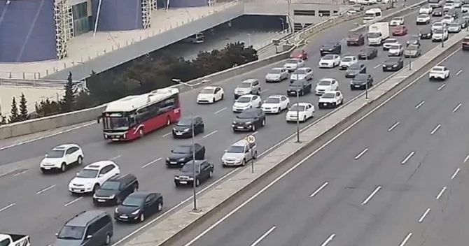Bakının bir sıra yollarında nəqliyyatın sıxlığı yaranıb