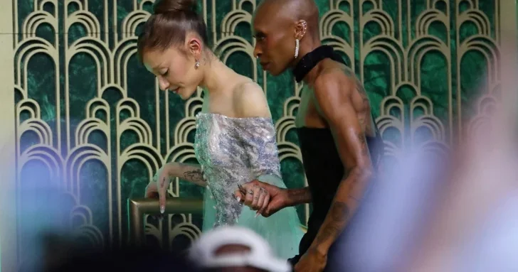 Фанат набросился на Ариану Гранде во время премьеры фильма Злая: Навсегда в Сингапуре