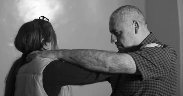 Həbsdən çıxan ata ayrı yaşamaq istəyən qızını boğub öldürdü