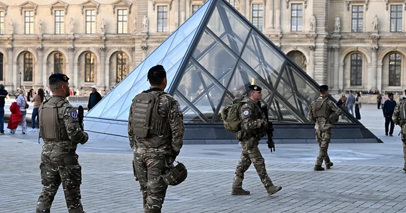 Депутаты допросят директора Лувра