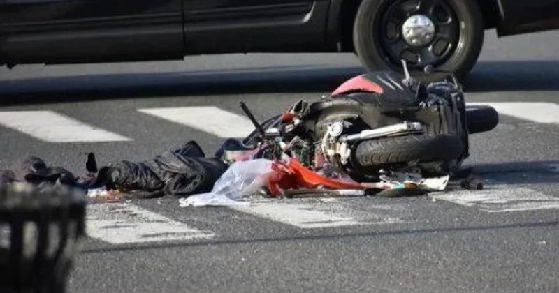 Biləsuvarda minik avtomobili ilə moped toqquşub, iki nəfər xəsarət alıb