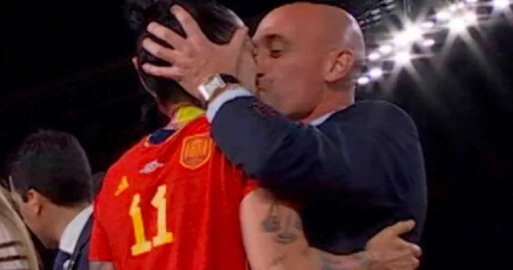 Sabiq prezidentə yumurta ilə hücum olub Alçaq!