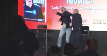 İspaniya Futbol Federasiyasının sabiq prezidenti yumurta atəşinə tutulub VİDEO