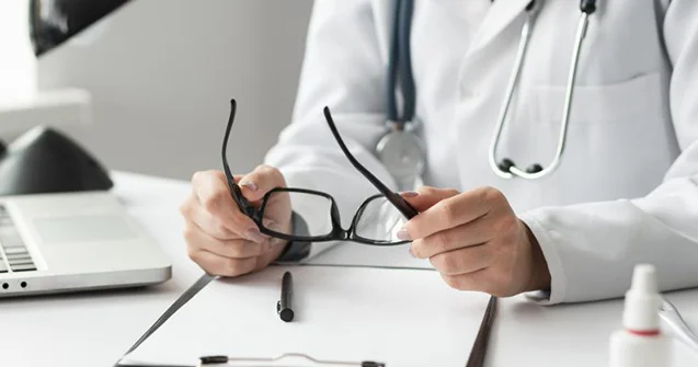 Xidmətə yararsız gənci əsgərliyə göndərən 2 həkim cəzalandırıldı