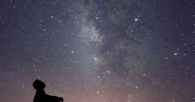 Milyardlarla ulduz varsa gecə səması niyə qaranlıqdır?