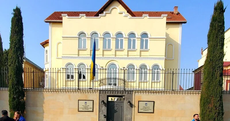 Kiyevə atılan Rusiya raketlərinin qəlpələri niyə həmişə bizim səfirliyi “tapır”? Bakıdan ŞƏRH