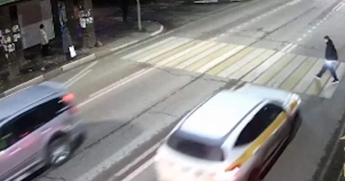 Sükan arxasında yuxulayan sürücü keçidən keçən məktəblini vurdu VİDEO