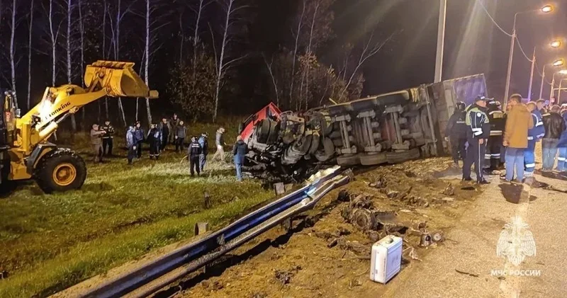 В России микроавтобус столкнулся с грузовиком, есть погибшие