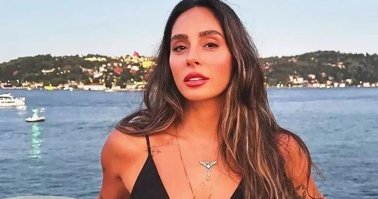 Müğənni bahalı telefon üçün dənizə girdi FOTO