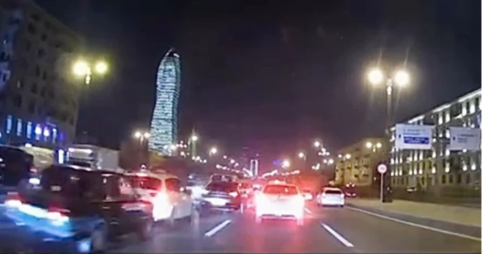 Düzgün ara məsafəsi saxlamayan “VAZ” sürücüsü “Toyota”nı vurdu REAL VİDEO