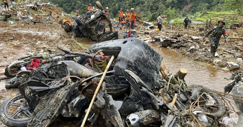 İndoneziyada torpaq sürüşməsi: 2 nəfər ölüb, 21 nəfər isə itkin düşüb