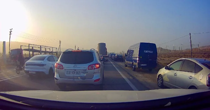 Bu yolda 50 yə yaxın sürücü eyni qaydanı pozaraq hərəkəti iflic etdi VİDEO