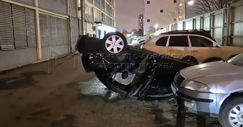 В Москве автомобиль упал с третьего этажа парковки ВИДЕО