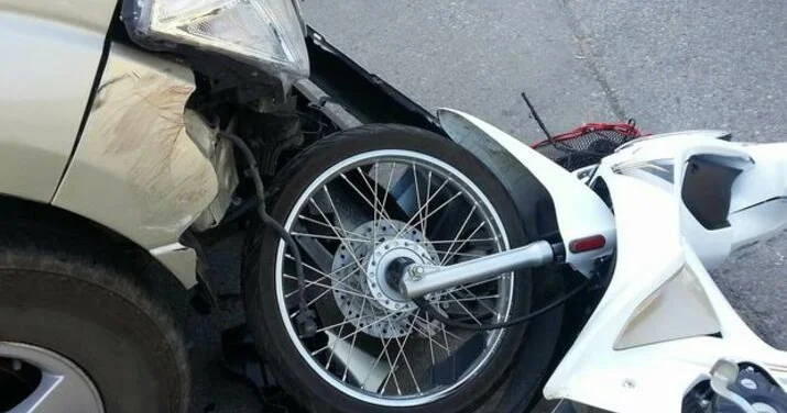 Biləsuvarda moped maşınla toqquşdu