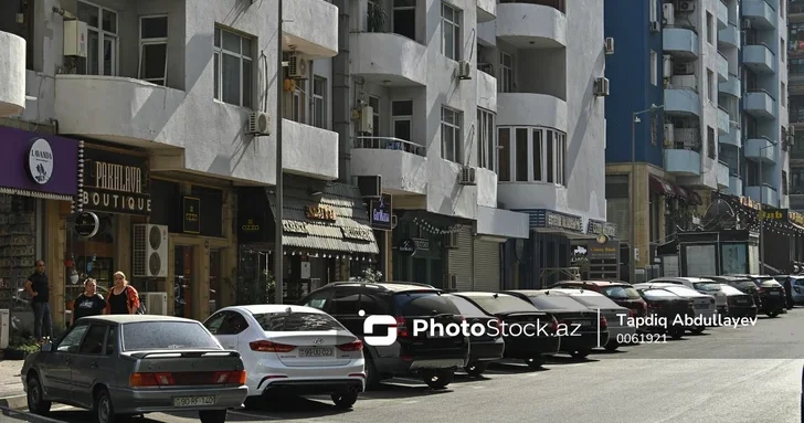 Плата за визит: почему в жилых комплексах Азербайджана гости платят за парковку?