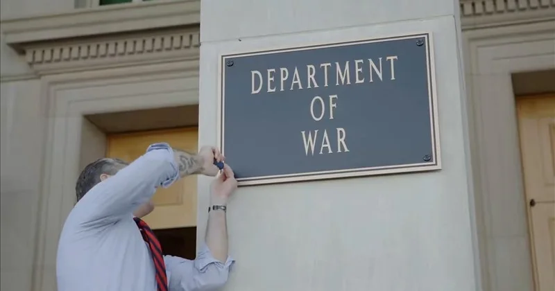 Pentaqonda Müharibə Departamenti lövhələri asıldı