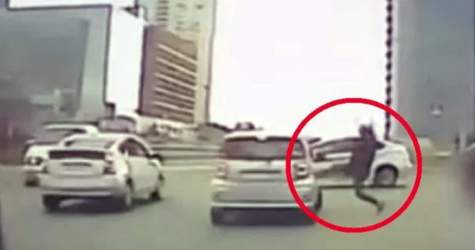 Nömrəsiz maşınla qadını sıxışdırıb avtomobilini əzdilər Polis axtarışa başladı FOTO VİDEO