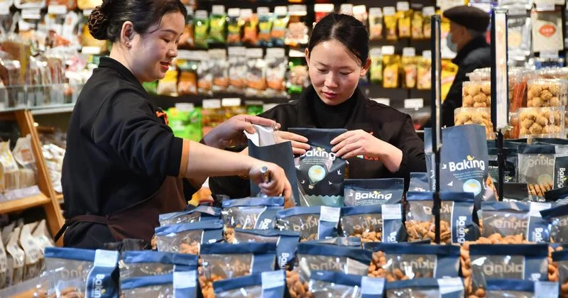 Китай сообщил о росте розничных продаж на 4,3% за десять месяцев