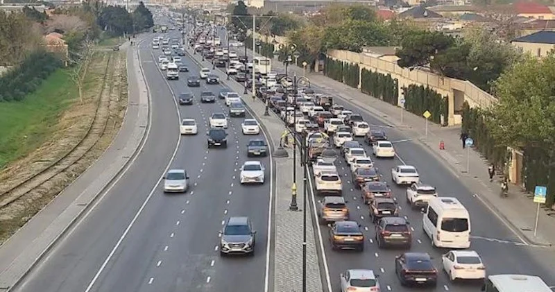 Paytaxt yolları tıxaclıdır Siyahı