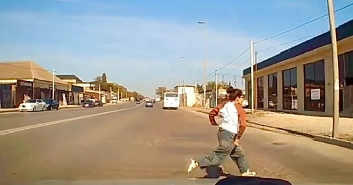 Gənc qız maşının önünə atıldı, sürücü möcüzəvi şəkildə qəzanın qarşısını aldı VİDEO