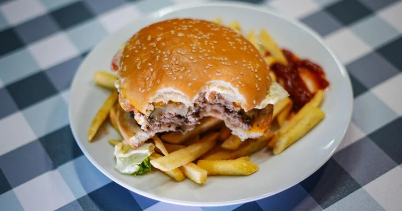 Hamburger yeyən pilot 4 saat sonra həyatını itirdi