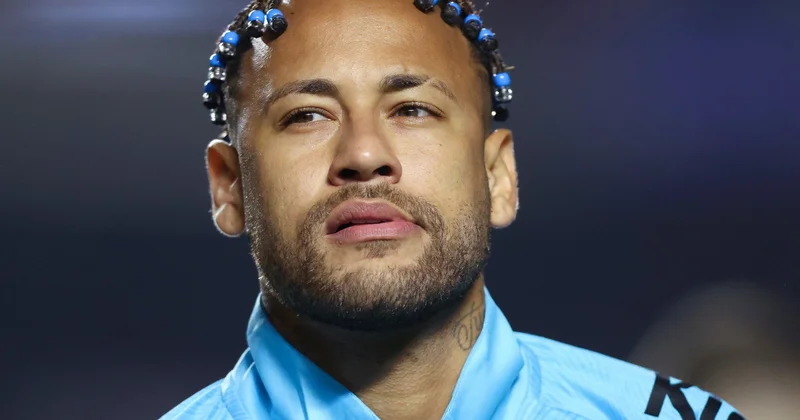 Qol vura bilməyən Neymar əvəzləndiyi üçün söyüş söyüb