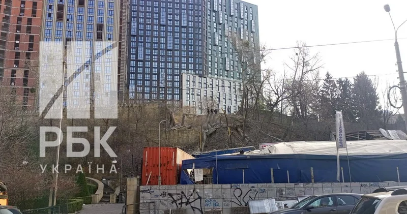 РБК Украина публикует кадры последствия ударов России по посольству Азербайджана в Киеве ФОТО