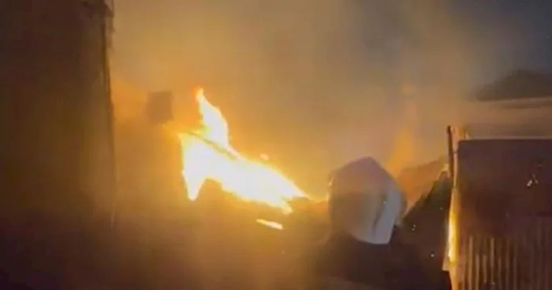 Bakıda çoxmərtəbəli bina yandı − Video