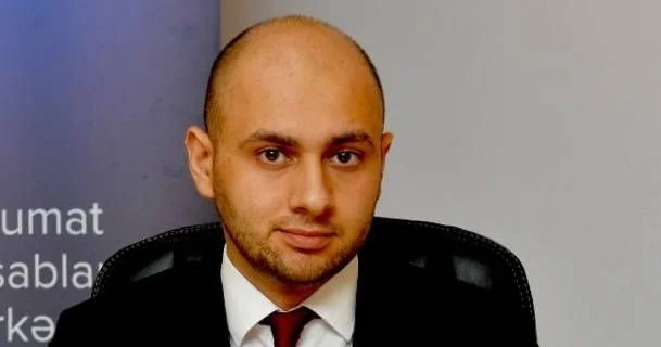 Elxan Əzizov işçiləri çıxarır Nə baş verir?