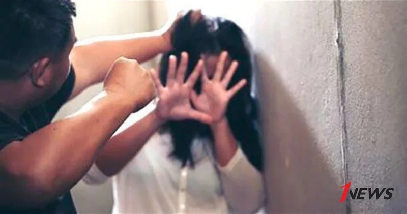 В Баку певец разбил подаренный телефон и избил экс возлюбленную