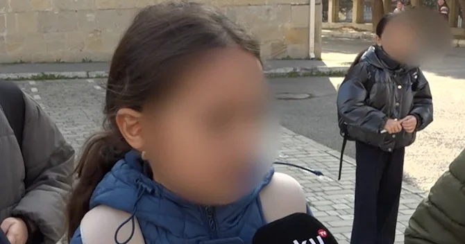 Direktorun oğlu da daxil, şagirdlər məktəbdə elektron qəlyan çəkirlər?