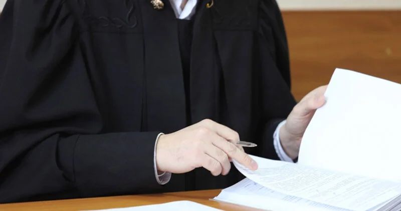 5 hakimi təhqir edən şəxs həbs edildi 10 min təzminat alacaqlar