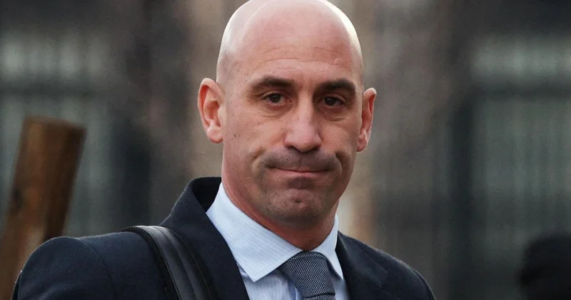 Federasiyanın keçmiş rəhbərinə yumurta atdılar