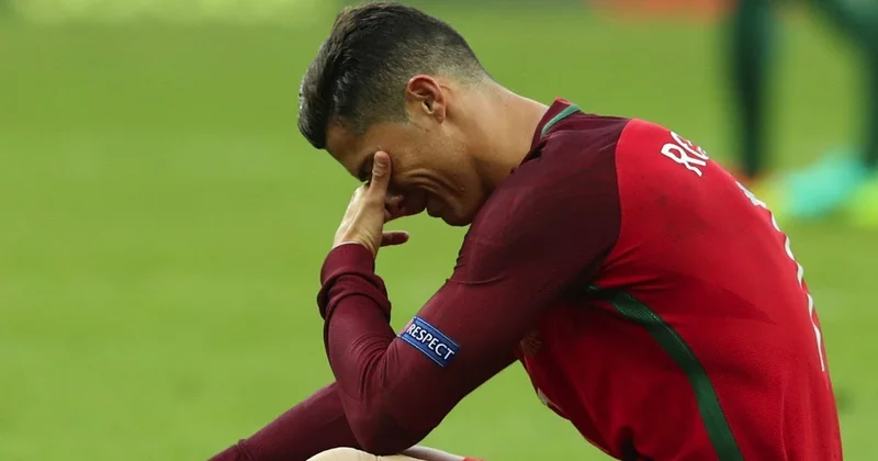 Роналду удалили с поля в матче против Ирландии