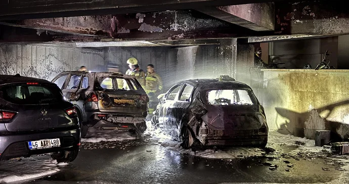 Yaşayış kompleksinin qarajında 3 avtomobil yandı