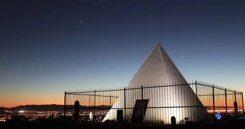 ABŞ ın ortasında niyə bəyaz bir Misir piramidası var?