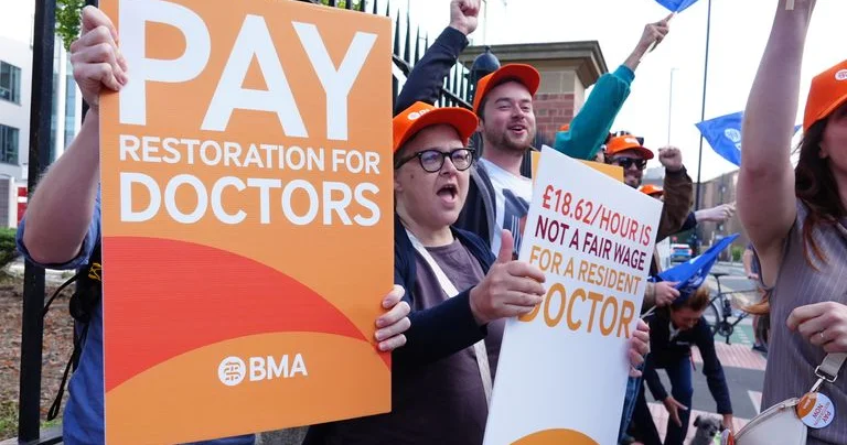 İngiltərədə həkimlər tətilə başlayıblar