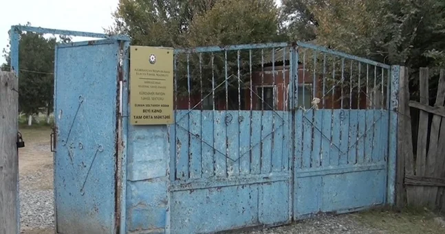 Üç övladım dərsə getmir, uşaqlarımın haqqını tələb edirəm Kürdəmirdəki məktəbdə nə baş verib?