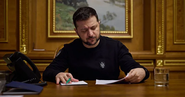 Zelenski korrupsiya qalmaqalı fonunda Fərman imzaladı