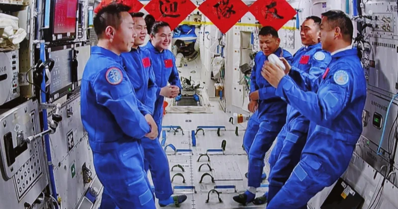 Kosmosda ilişib qalmış Çin astronavtları Yerə qayıtdılar