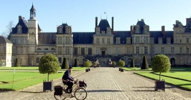 Fransada məşhur saraya girməyə cəhd edən iki nəfər saxlanılıb