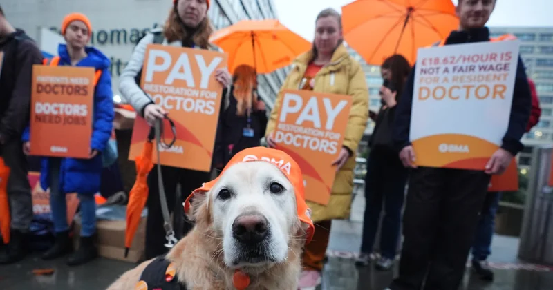 Врачи протестуют по всей Англии объектив