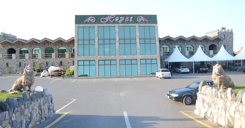 Bakıda restoranda dava Müğənni sevgilisini döydü