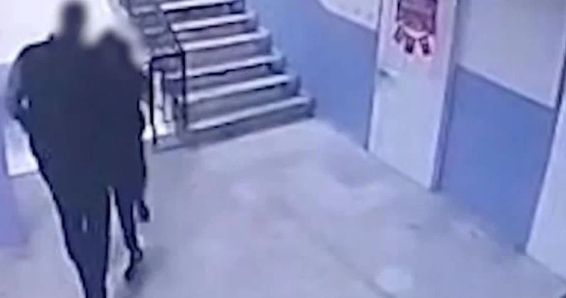 Direktor autizmli şagirdi pilləkənlərdən itələyərək yıxdı Dəhşətli görüntülər