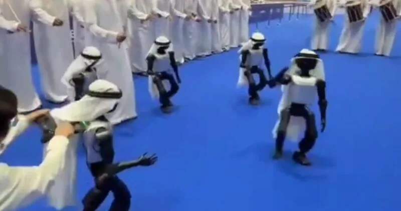 Роботы в ОАЭ исполнили национальный танец ВИДЕО